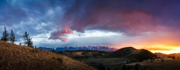 Altai, plateau ukok. prachtige zonsondergangbergen