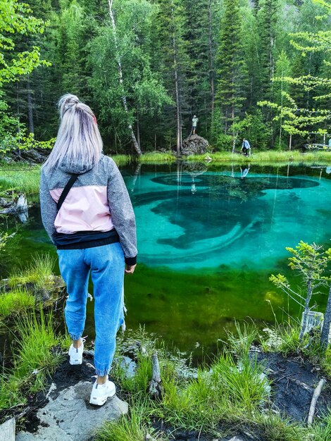 Altai Republiek Siberië Rusland Juni 2020 Een meisje naast een blauw geisermeer in het Altai gebergte