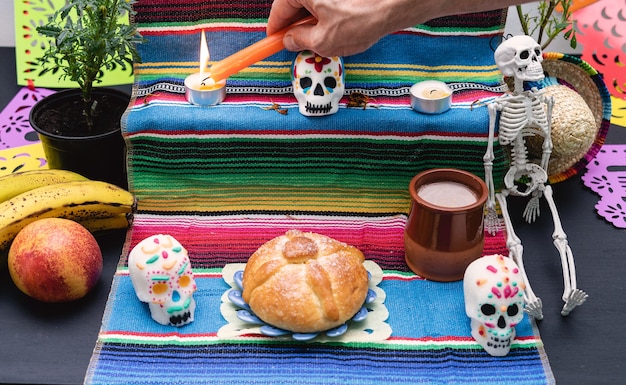 パンデムエルトと頭蓋骨で飾られた祭壇。死霊のえじき。メキシコの休日。