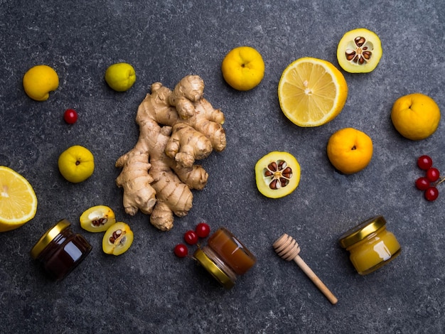 Alternatieve geneeskunde ingrediënten voor een pittige verwarmende thee in de winter dag gezond eten concept honing in glazen potten rode bessen cydonia citroen gember