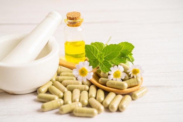 Alternatieve geneeskunde kruiden organische capsule met vitamine E omega 3 visolie mineraal medicijn met kruidenblad natuurlijke supplementen voor een gezond, goed leven