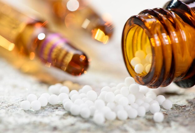 Alternatieve geneeskunde met kruiden- en homeopathische pillen