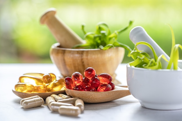 Alternatieve geneeskunde natuur kruiden organische capsule, medicijn met kruiden blad natuurlijke supplementen voor een gezond goed leven.