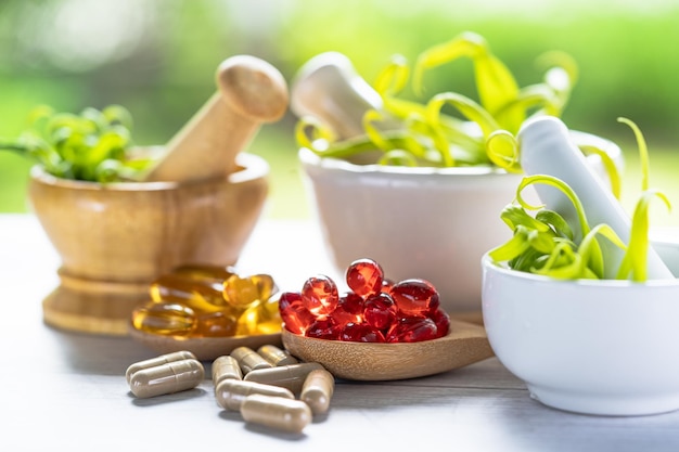 Foto alternatieve geneeskunde natuur kruiden organische capsule, medicijn met kruiden blad natuurlijke supplementen voor een gezond goed leven.