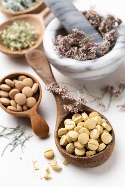 Alternatieve geneeskunde, natuurgeneeskunde en voedingssupplement. Kruidengeneesmiddel en planten.