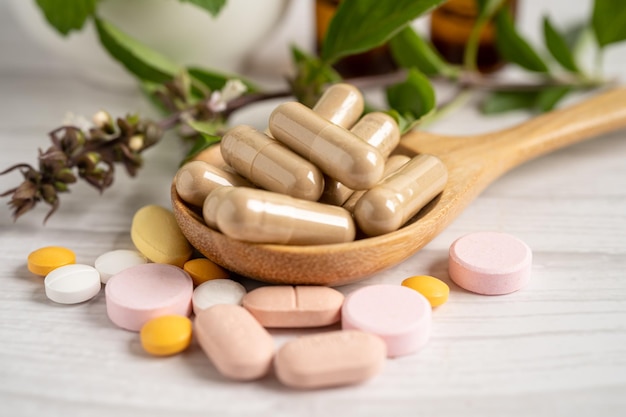 Alternatieve geneeswijzen biologische kruidencapsule met vitamine E omega 3 visolie mineraal medicijn met kruidenblad natuurlijke supplementen voor een gezond, goed leven
