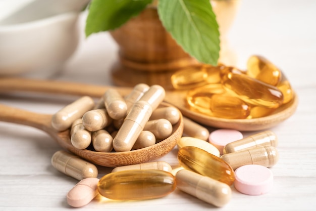 Alternatieve geneeswijzen biologische kruidencapsule met vitamine E omega 3 visolie mineraal medicijn met kruidenblad natuurlijke supplementen voor een gezond, goed leven