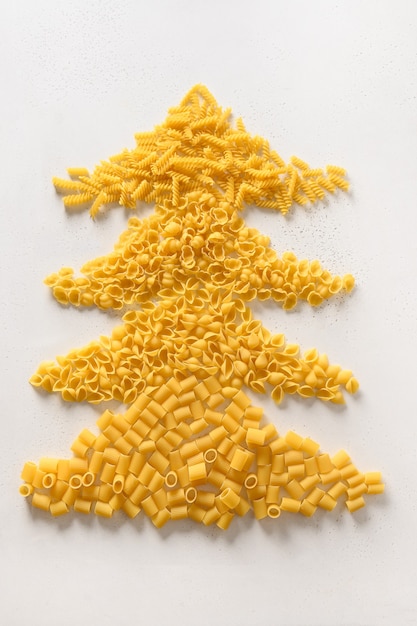 Alternatieve kerstboom van verschillende droge pasta en ingrediënten voor de Italiaanse keuken