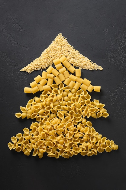 Alternatieve kerstboom van verschillende droge pasta voor de Italiaanse keuken.