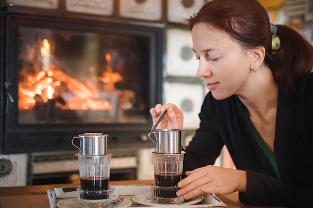 Foto alternatieve vietnamese koffie maken