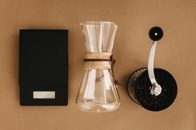 대체 커피 양조 방법 플랫 레이 공예 종이에 대체 커피를 위한 세련된 액세서리 및 항목 커피 원두와 유리 플라스크 상단 보기가 있는 전자 저울 수동 그라인더