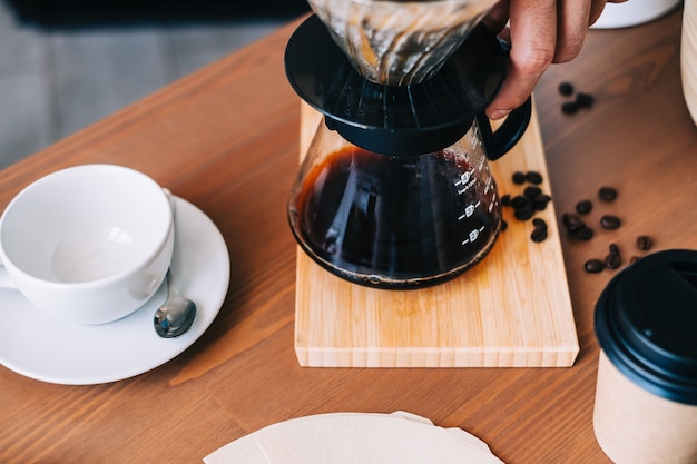 푸어오버 드립퍼와 종이 필터를 사용하는 대체 커피 추출 방법.