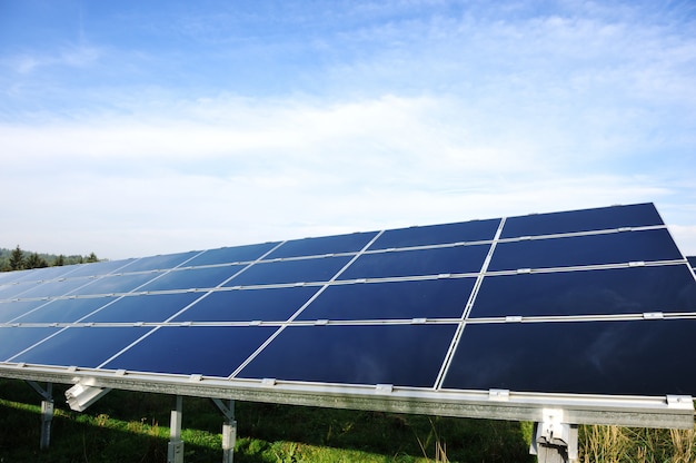 Альтернативные энергетические фотоэлектрические солнечные панели против голубого неба