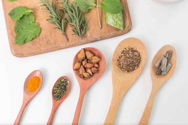 Foto medicina alternativa delle erbe con erbe naturali naturali in laboratorio