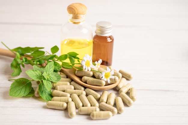 Альтернативная медицина травяные органические капсулы с витамином Е омега-3 рыбий жир минеральные препараты с листьями трав натуральные добавки для здоровой хорошей жизни