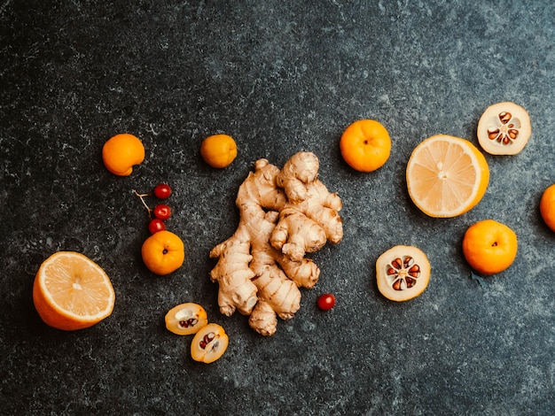 Ingredienti della medicina alternativa per un tè piccante riscaldante nella giornata invernale concetto di alimentazione sana bacche rosse cydonia limone zenzero