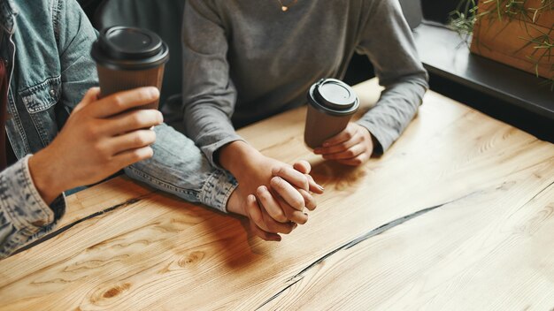 Altijd aan je zijde man en vrouw zitten in een modern café