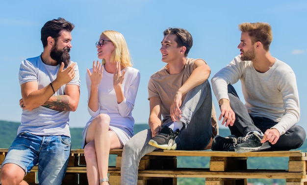 Altijd gelukkig samen gelukkige mannen en meisje ontspannen beste vrienden Zomervakantie diverse jonge mensen die samen praten groep van vier mensen geweldig geschikt voor vrije dag Groep mensen in vrijetijdskleding