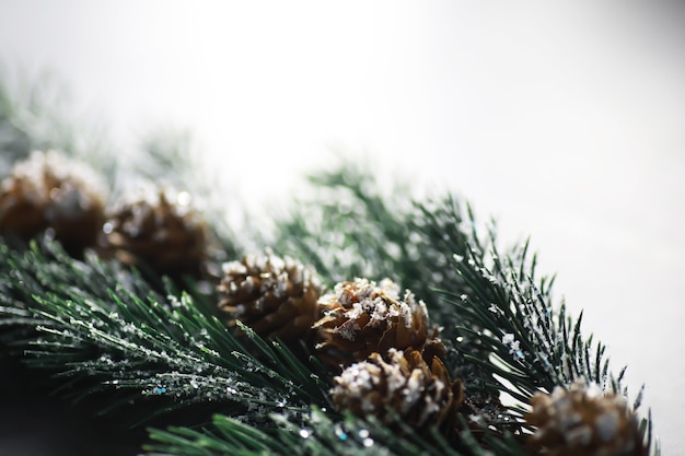 Altijdgroene boom met de hand gemaakt speelgoed, sneeuwvlokken, bollen en spartak op steenachtergrond, Kerstmiswenskaart met ruimte voor tekstwens