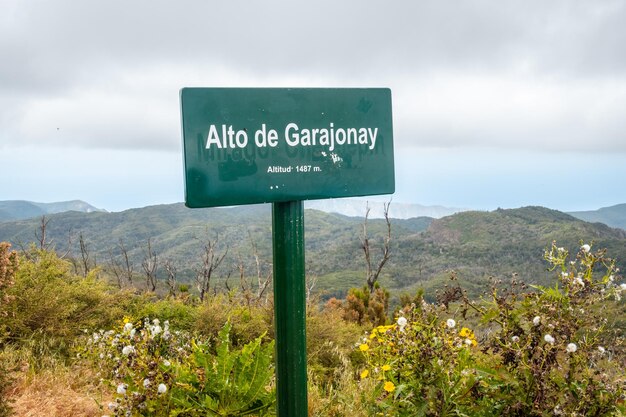 Alto de Garajonay teken bovenop Garajonay op La Gomera Canarische Eilanden