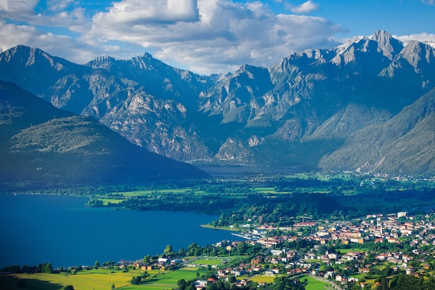 Alto Lario Comomeer Lecco met hoge bergen