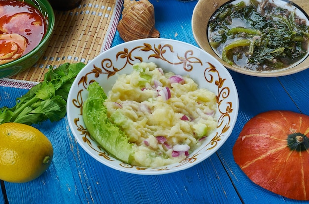 Foto alu pitika, purè di patate in olio di senape, cucina assamese sud-est asiatico piatti tradizionali assortiti, vista dall'alto.