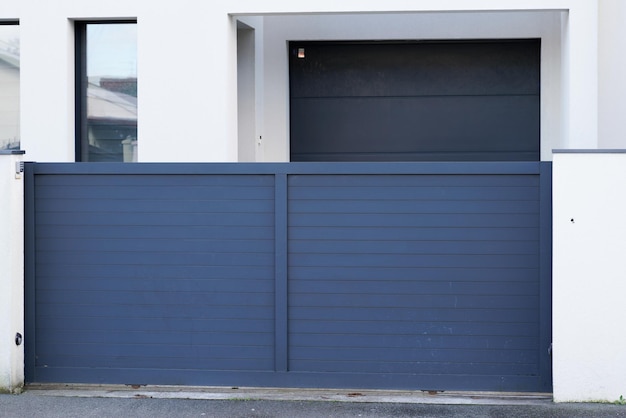 Aluminium deur stalen donkergrijze metalen poort van huis straatportaal van voorstad toegang thuis