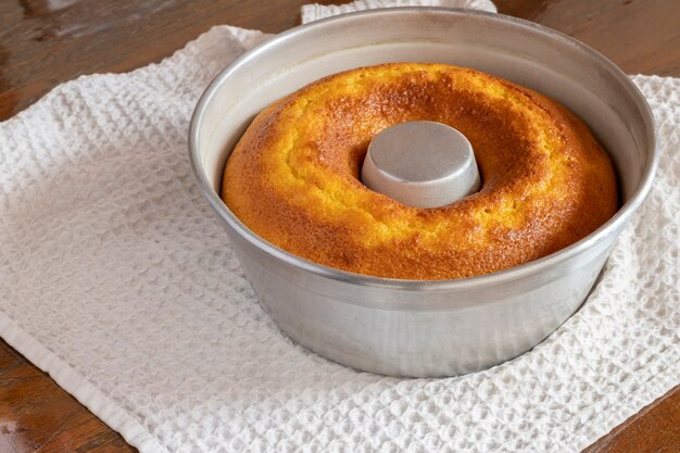 Aluminium pan met maïsmeelcake om uit de vorm te halen