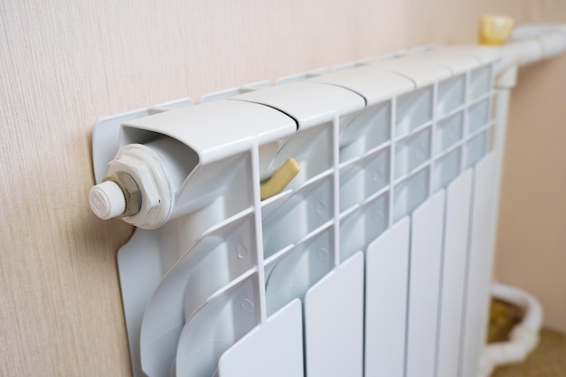 Aluminium radiator aan de muur in de kamer.