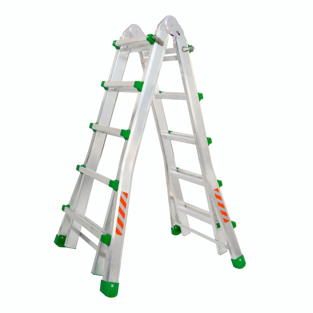 Aluminium trapladder geïsoleerd op een witte achtergrond