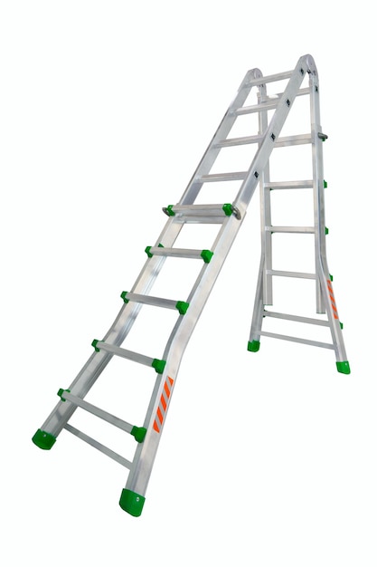 Aluminium trapladder geïsoleerd op een witte achtergrond