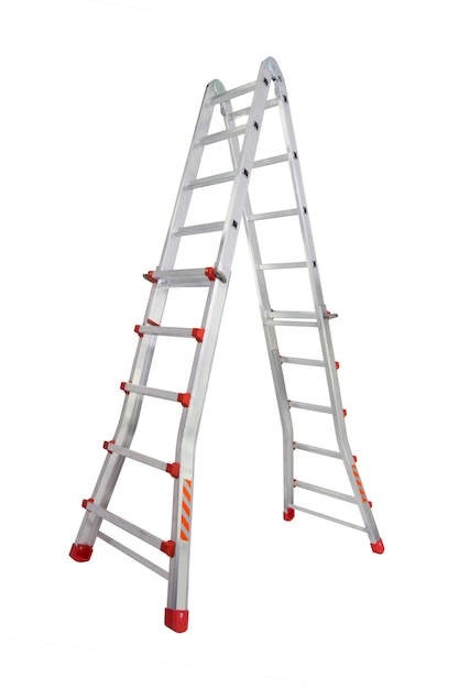 Aluminium trapladder geïsoleerd op een witte achtergrond