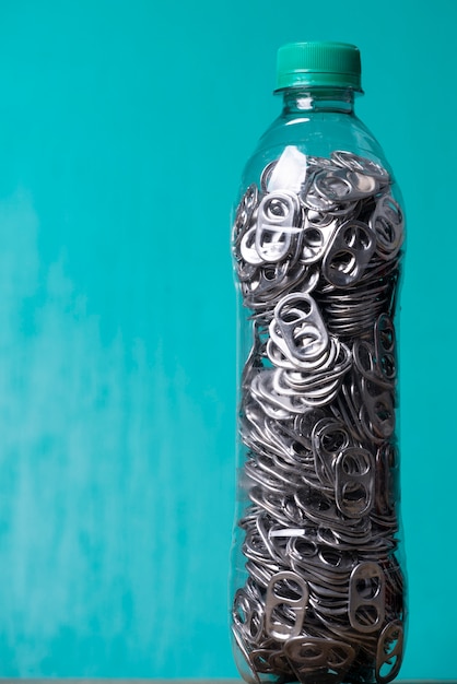 Aluminium treklipjes in een plastic fles