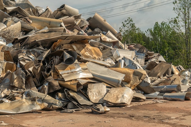 Aluminiumschroot voor recycling Verwerkende industrie een stapel oud schroot klaar voor recycling S