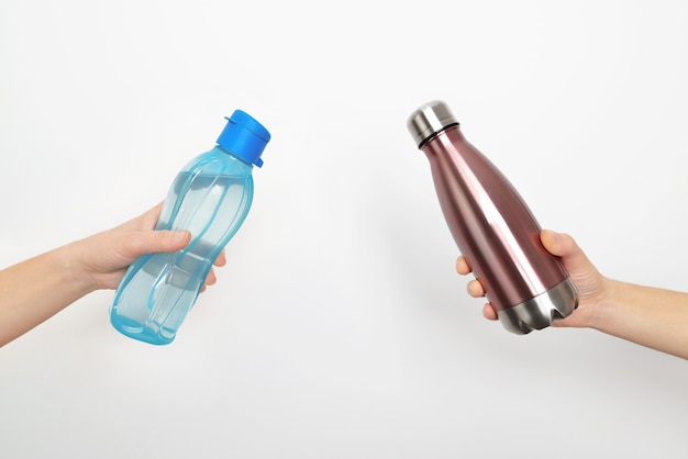 アルミボトルとペットボトル。プラスチックに代わる環境にやさしい代替品。プラスチックとスチールのどちらかを選択します。