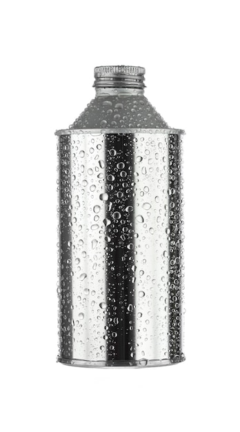 Алюминиевая бутылка с каплями воды на белом фоне