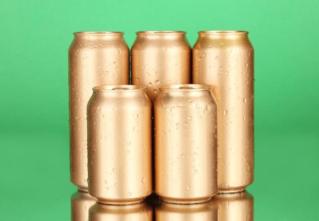 Photo aluminum cans with water drops on color background