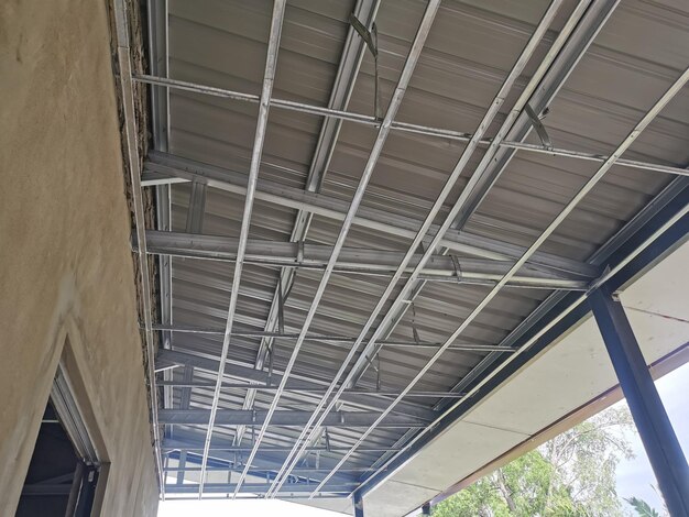Foto struttura di soffitto in alluminio all'interno di una casa in cantiere