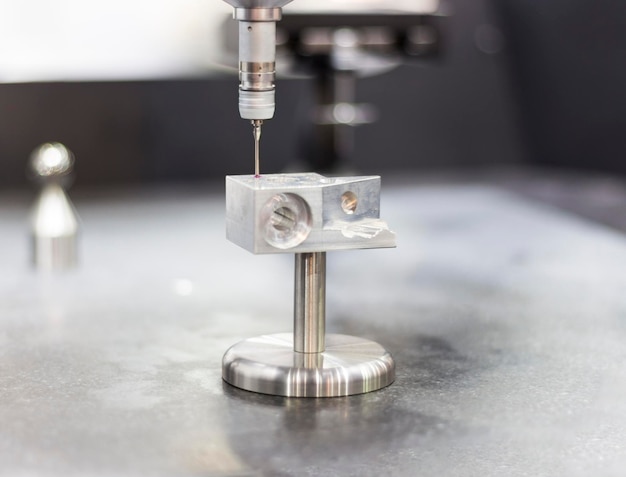 CMM産業背景xDxAによって寸法を検査されたアルミニウム機械加工部品