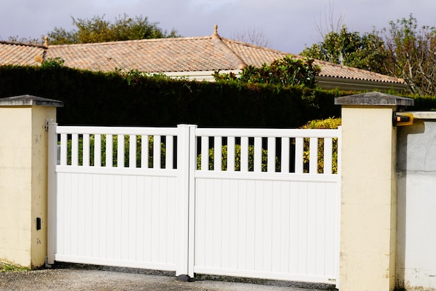 Foto portale moderno in alluminio per cancello bianco domestico della nuova casa del sobborgo