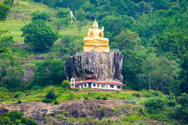 Foto l'aluvihara rock temple o matale alu viharaya è un sacro tempio buddista situato ad aluvihare, nel distretto di matale dello sri lanka