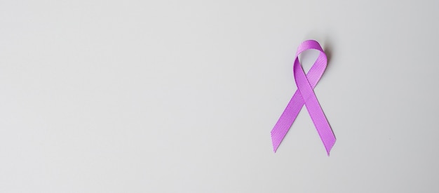 Alvleesklierkanker, wereld Alzheimer, epilepsie, lupus en dag van huiselijk geweld Bewustmakingsmaand, Vrouw met paars lint voor het ondersteunen van mensen die leven. Gezondheidszorg en Wereldkankerdag concept