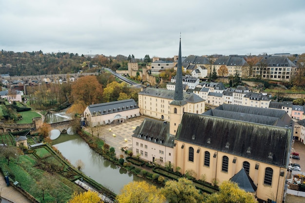 Photo alzette river running through grund and ville haute above luxembourg city during the fall season