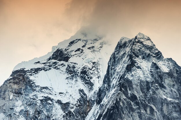 Ama dablam piek met wolken bij zonsondergang, himalaya gebergte. khumbu-vallei, everest-regio, nepal