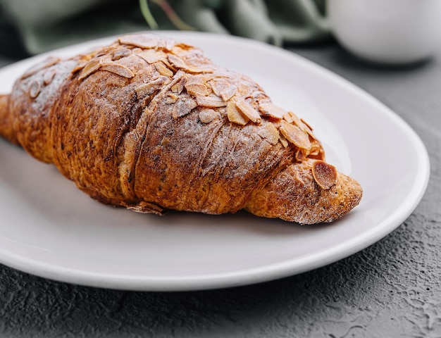 Amandel croissant op bord van dichtbij