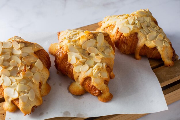 Amandelcroissant op tafel