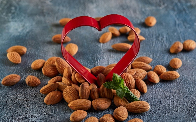 Amandelen in rood in de vorm van een hart, concept voor valentijnsdag