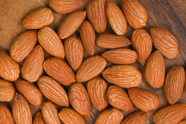 Amandelen noten op achtergrond Close-up heerlijke zoete amandelen geroosterde amandelnoot voor gezonde voeding en snack