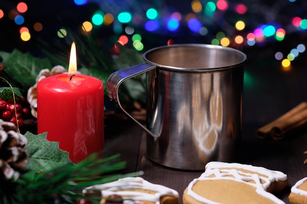 Amandelkoekjes en koffie met melk in de ijzerkop op bruin