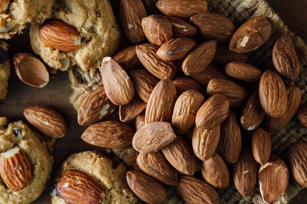 Amandelkoekjes op houten lijstachtergrond